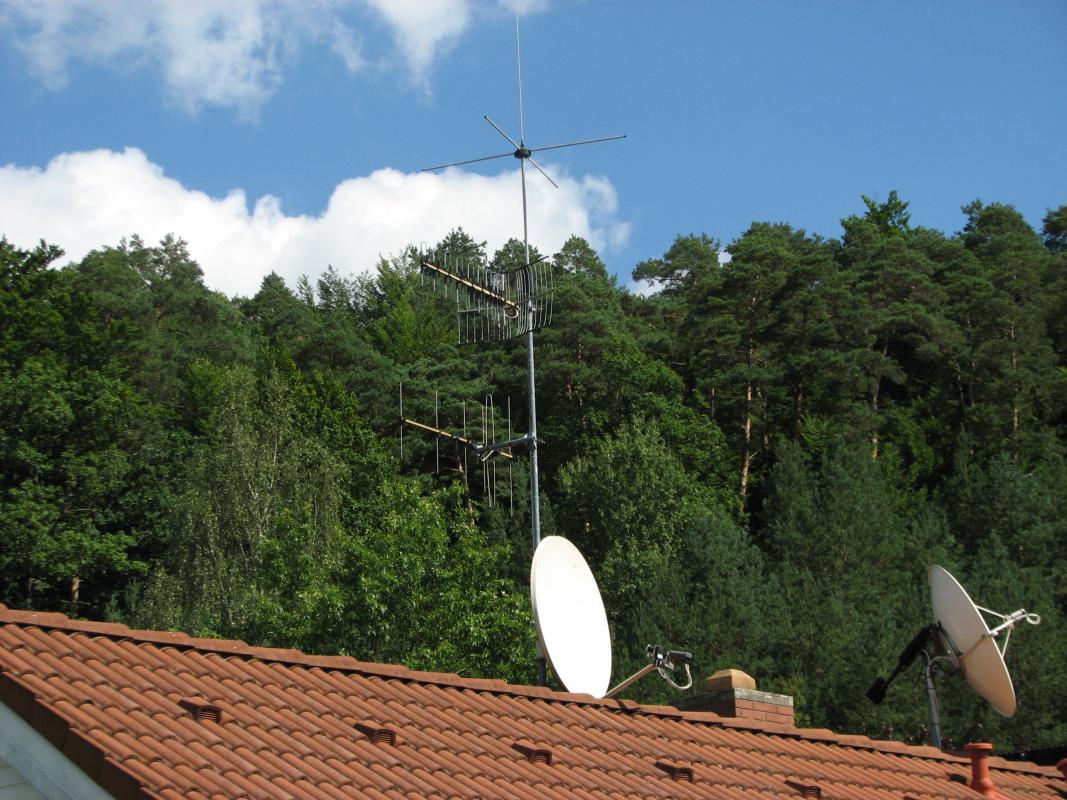 Satelliet TV installatie; vervangen schotelantenne op schuin dak /  schoorsteen