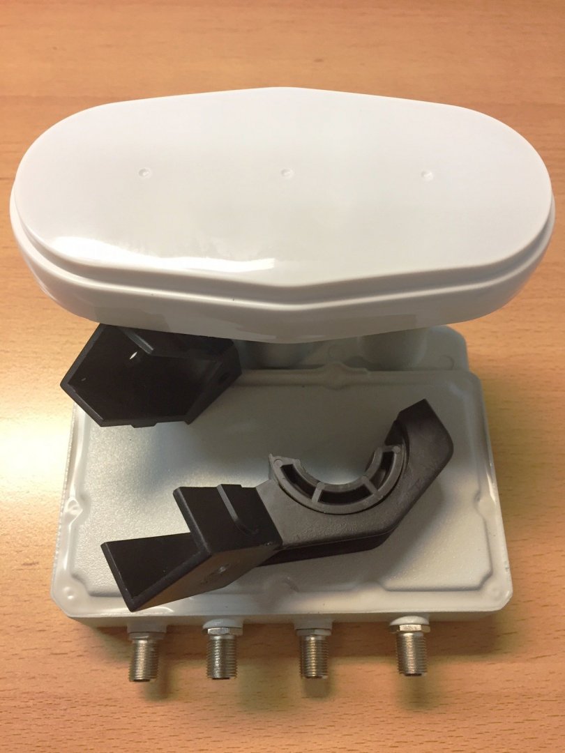 triple-lnb op een B&R-schotel.JPG