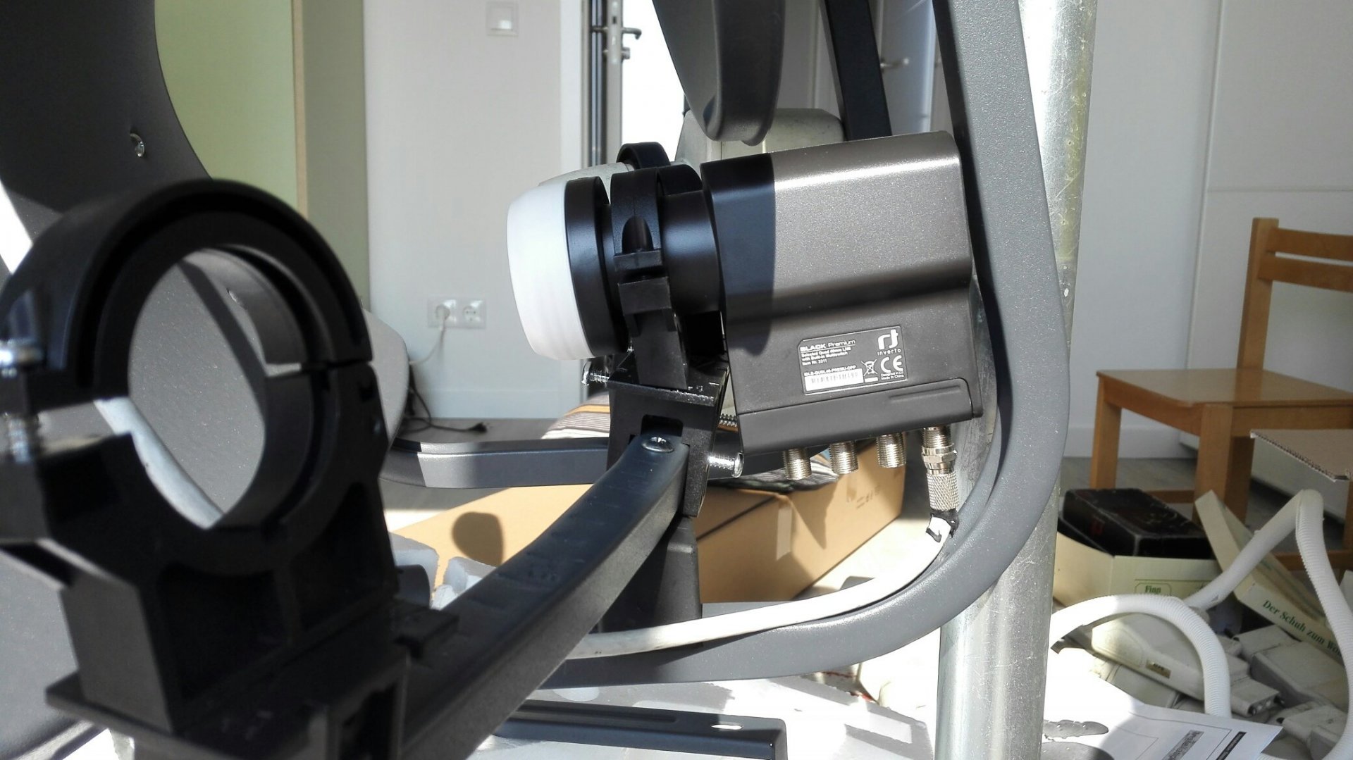 Inverto Black Premium op een T55 ter hoogte van beugel met schroef F-connector.jpg