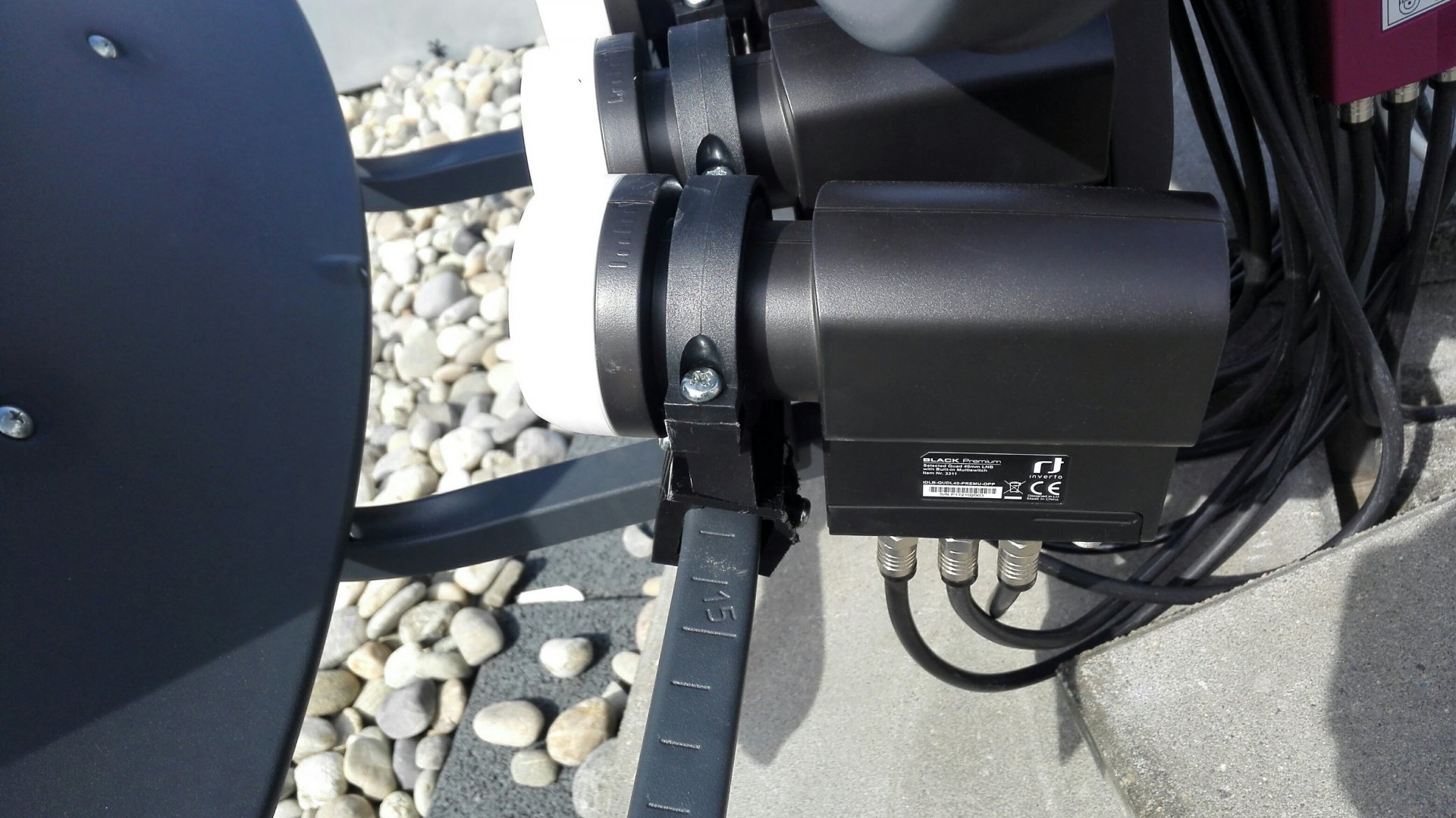 T55 schotel met Black Premium Quad LNB en LNB steun afgezaagd.jpg