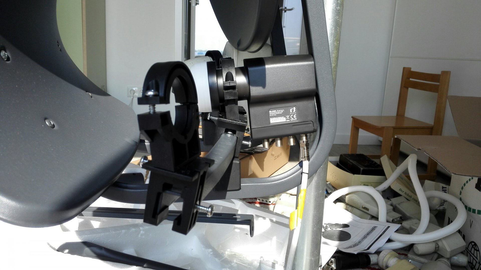 Inverto Black Premium op een T55 ter hoogte van beugel met compressie F-connector.jpg