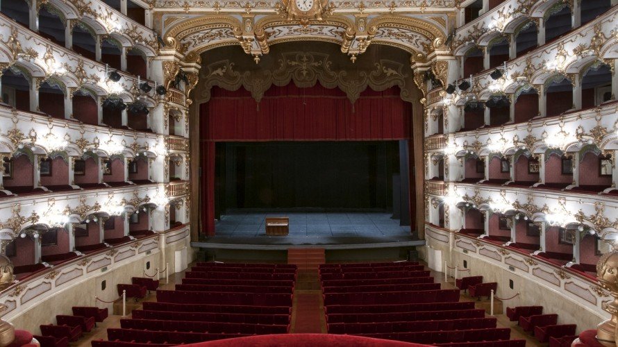 Teatro-Municipale_Piacenza_01.jpg.79dfec6de9cd1dfe5cf6f373f247631e.jpg