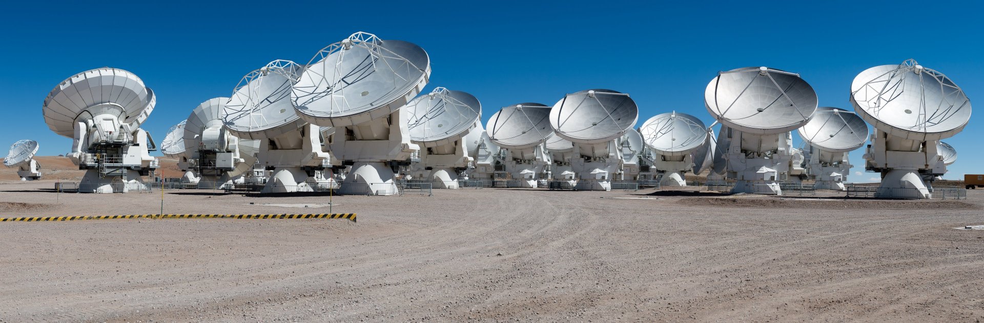 ALMA_-_Antennas_in_compact_configuration.thumb.jpg.792996e12635b8a3a4cb961a3845d4a1.jpg