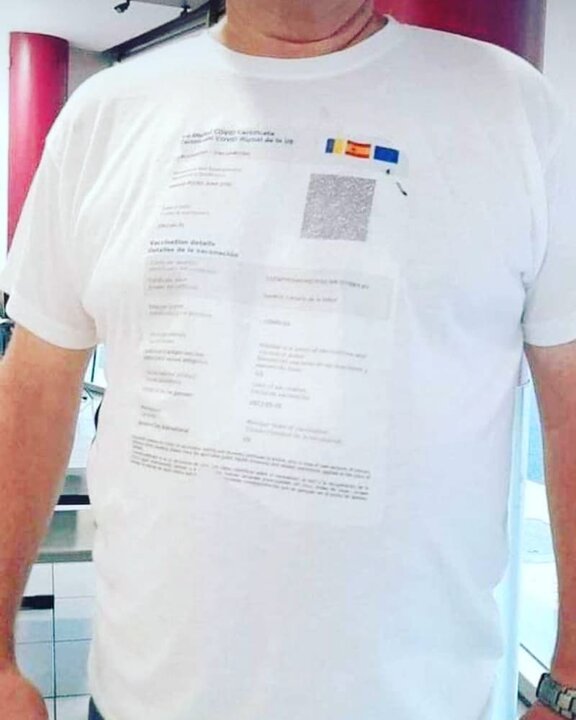 poloshirt met corona QR-code.jpg