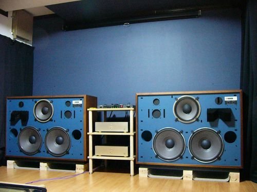 JBL-speakers.jpg.ed72627cbd23ee289a75bc7ced691b78.jpg