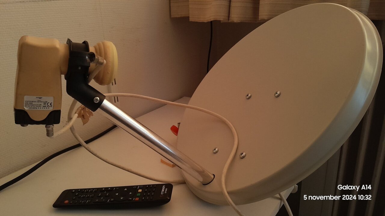 20241105_103235 nameless 40cm satellite Dish - Golden®​​ Media Universal Quad LNB GM-204S.jpg